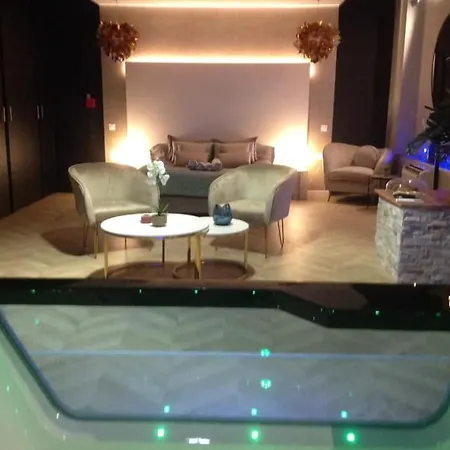 Avec Jacuzzi Prive Ideal Seul Ou Couple - Maison Carre Apartment Nimes