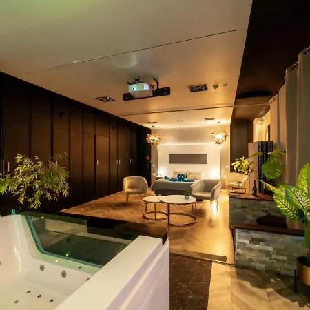 Avec Jacuzzi Prive Ideal Seul Ou Couple - Maison Carre Apartment *