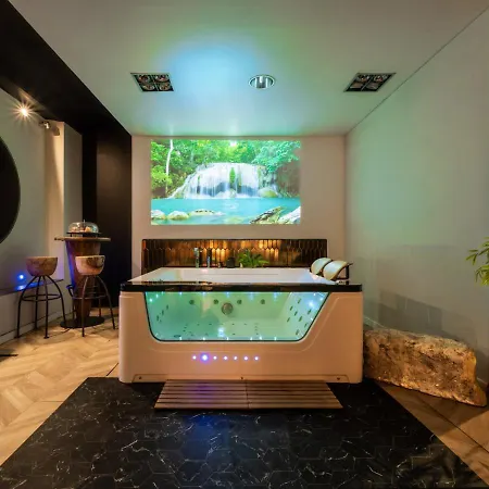 Avec Jacuzzi Prive Ideal Seul Ou Couple - Maison Carre Nimes