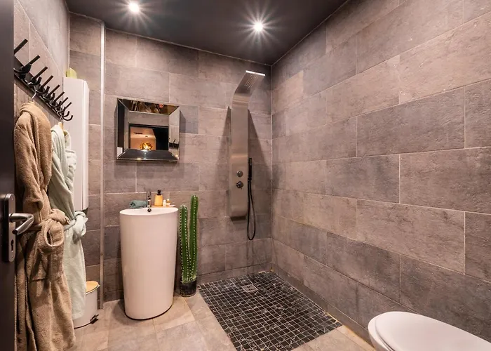 Avec Jacuzzi Prive Ideal Seul Ou Couple - Maison Carre アパート ニーム